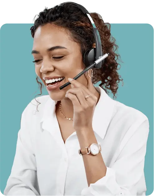 Entre em Contato Mulher sorrindo em um conversa utilizando fone de ouvido